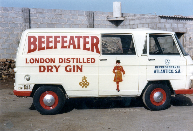 Los vehículos rotulados por Juan el Petudo